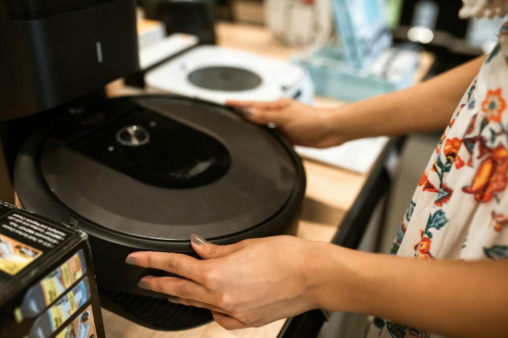 Comment choisir un aspirateur robot : critères et budget - Photo par RDNE Stock project