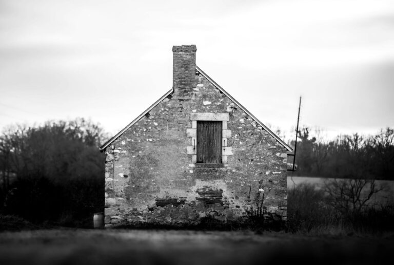 Comment isoler une maison ancienne efficacement et à moindre coût