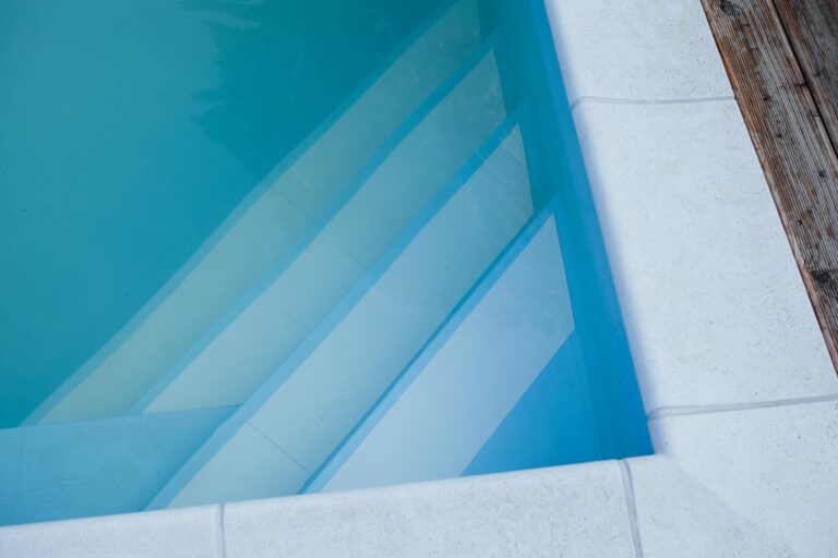 Quelle largeur pour une margelle de piscine : standards, matériaux et budget