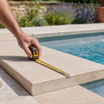 Quelle largeur pour une margelle de piscine : standards, matériaux et budget